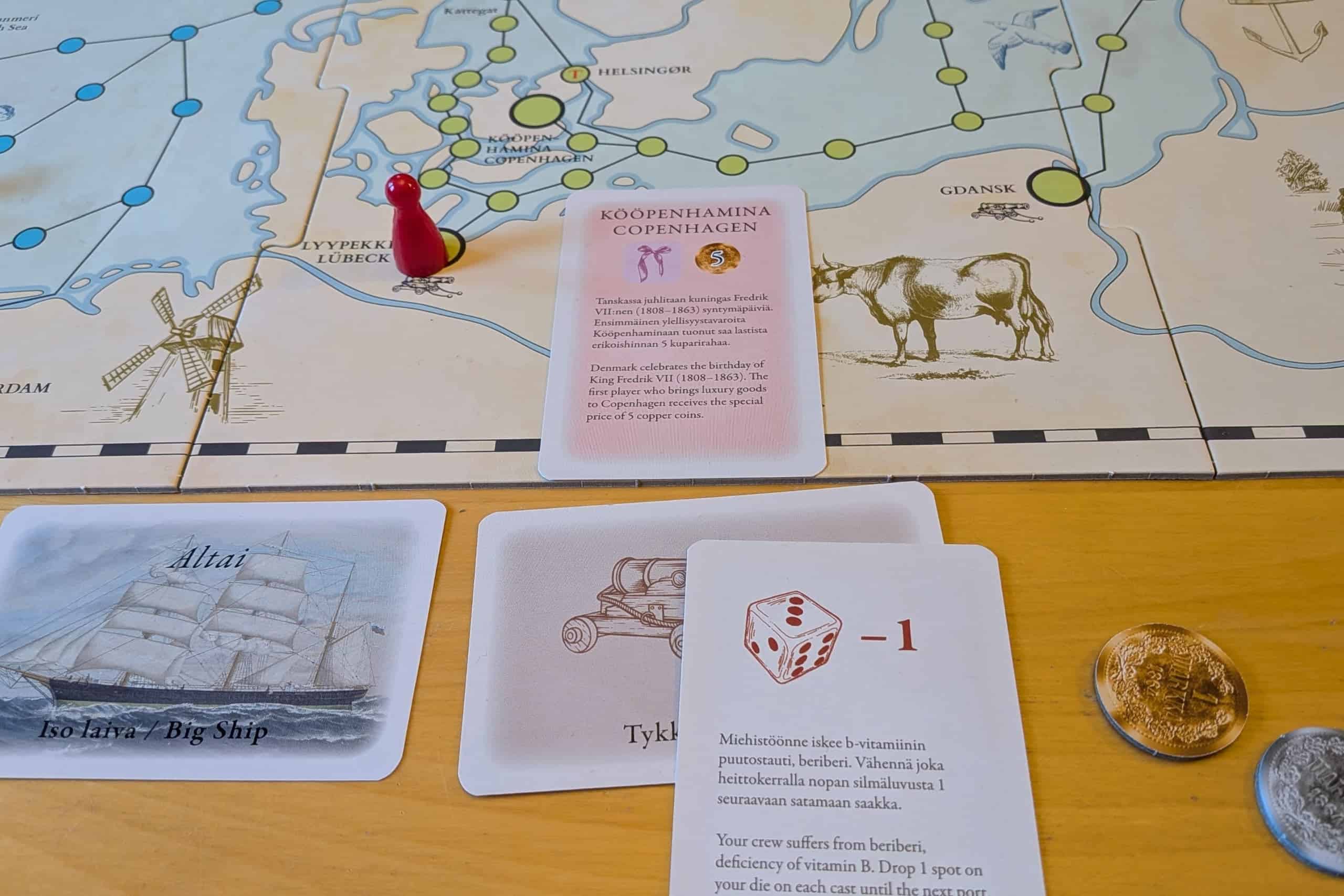 Punainen pelaaja on Lyypekissä. Kööpenhaminassa on kuninkaan syntymäpäivät ja kysyntää ylellisyystuotteille. Laudan vieressä on Altai-laiva, tykki ja tapahtumakortti, jonka mukaan laivan miehistö kärsii beriberistä.