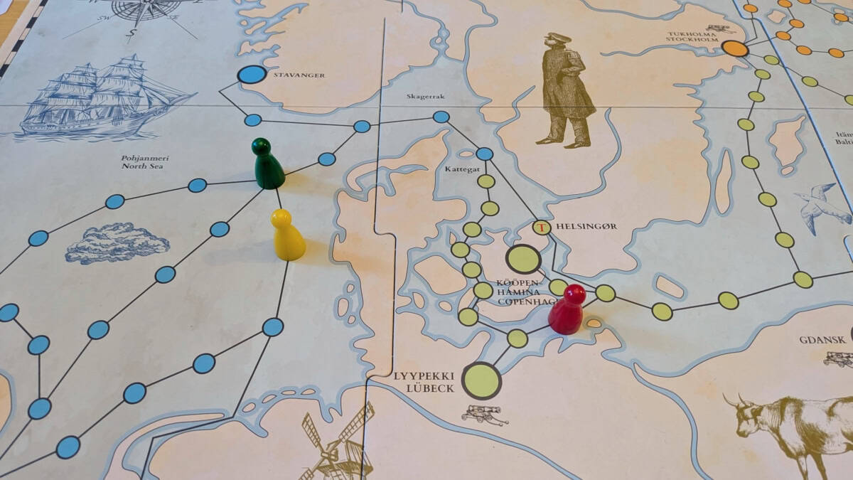 Lähikuva Raumanmeren laivanvarustajien pelilaudasta kuvaa Tanskan ympäristöä. Merellä menee laivareittejä, joita pitkin pelaajien nappulat liikkuvat.