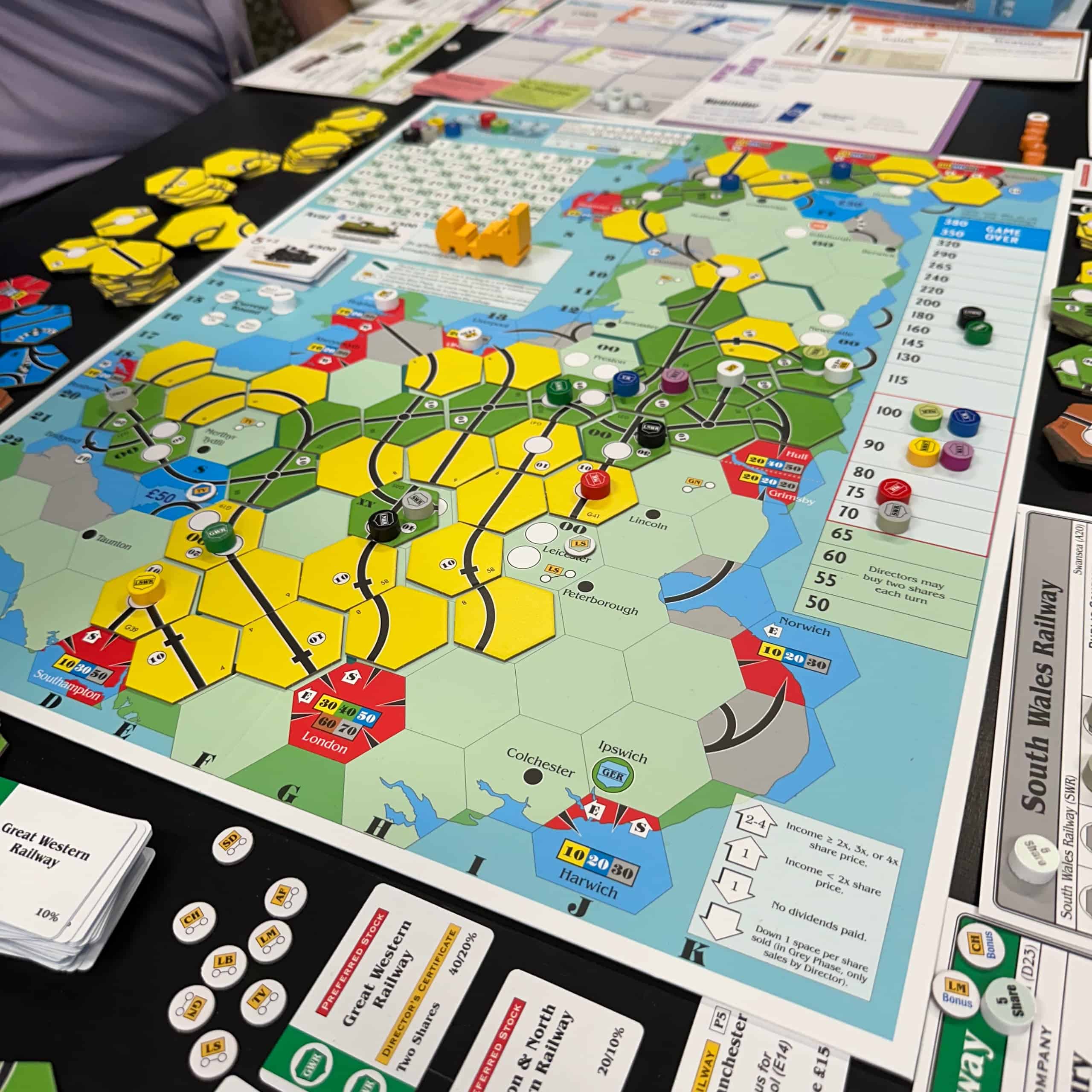 Pelilauta pelin alkupuolella. Yhtään ruskeita laattoja ei ole vielä pelissä, vaan rataverkosto on yksinkertaista keltaista ja jonkun verran vihreää, kun yhtiöt ovat rakentaneet ratojaan päällekkäin.