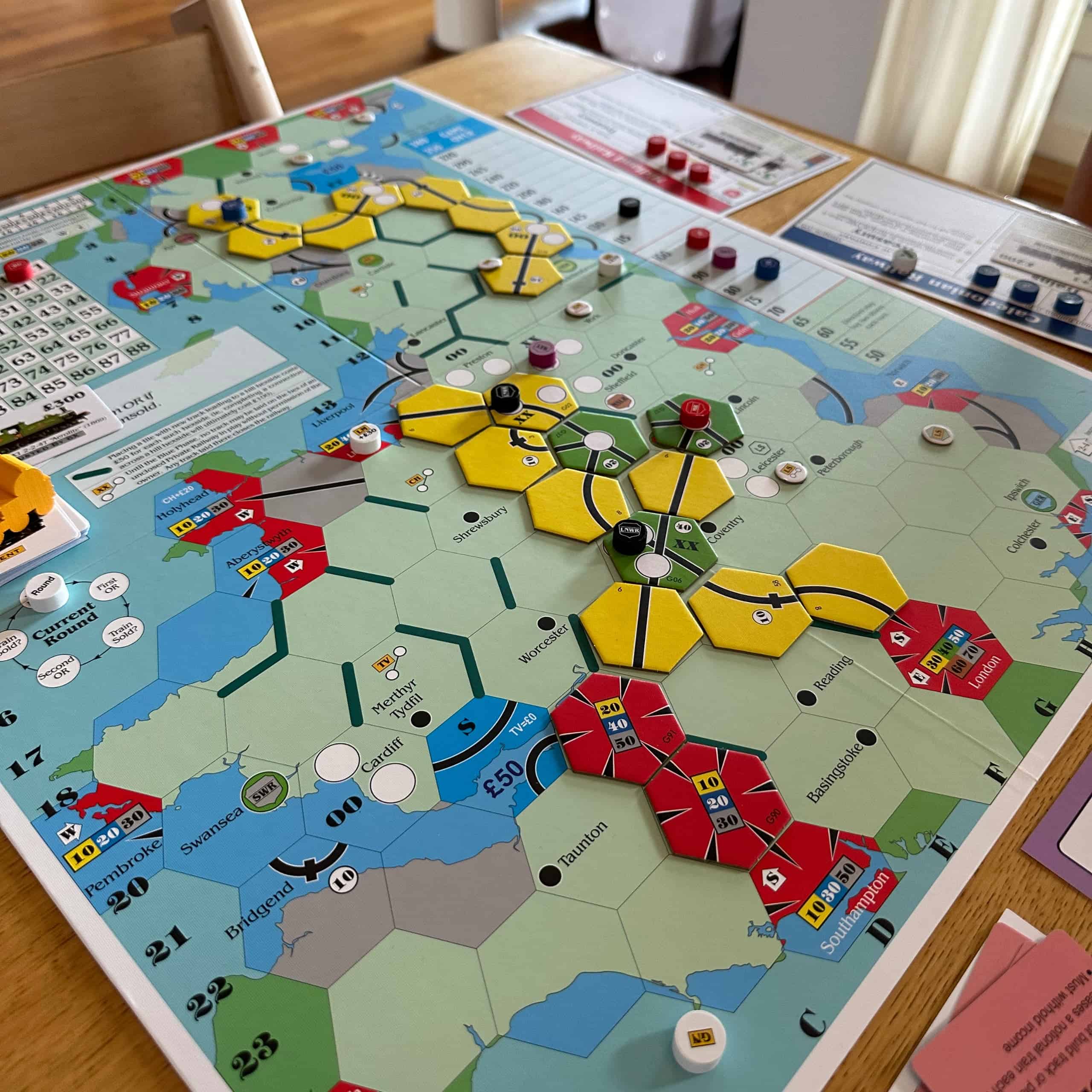 Pelilauta pelin alkuvaiheessa. Skotlannissa on vähän rataa, Lontoosta pohjoiseen lähtee yksi pääasiassa keltaisista laatoista koostuva rata.