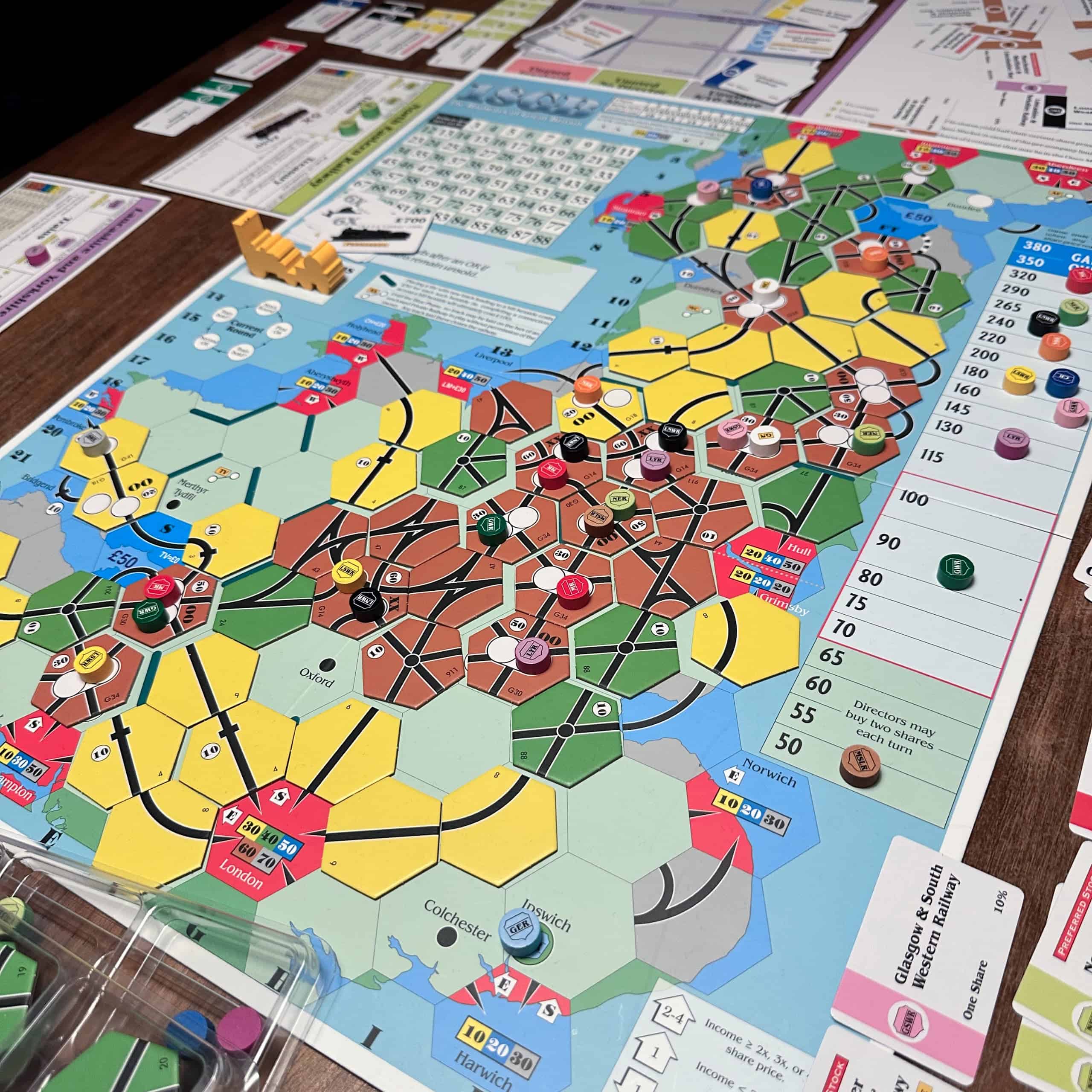 Pelilauta pelin loppuvaiheissa, kartta täynnä ratayhteyksiä moneen suuntaan; Keski-Englanti on rakennettu aivan sumppuun.