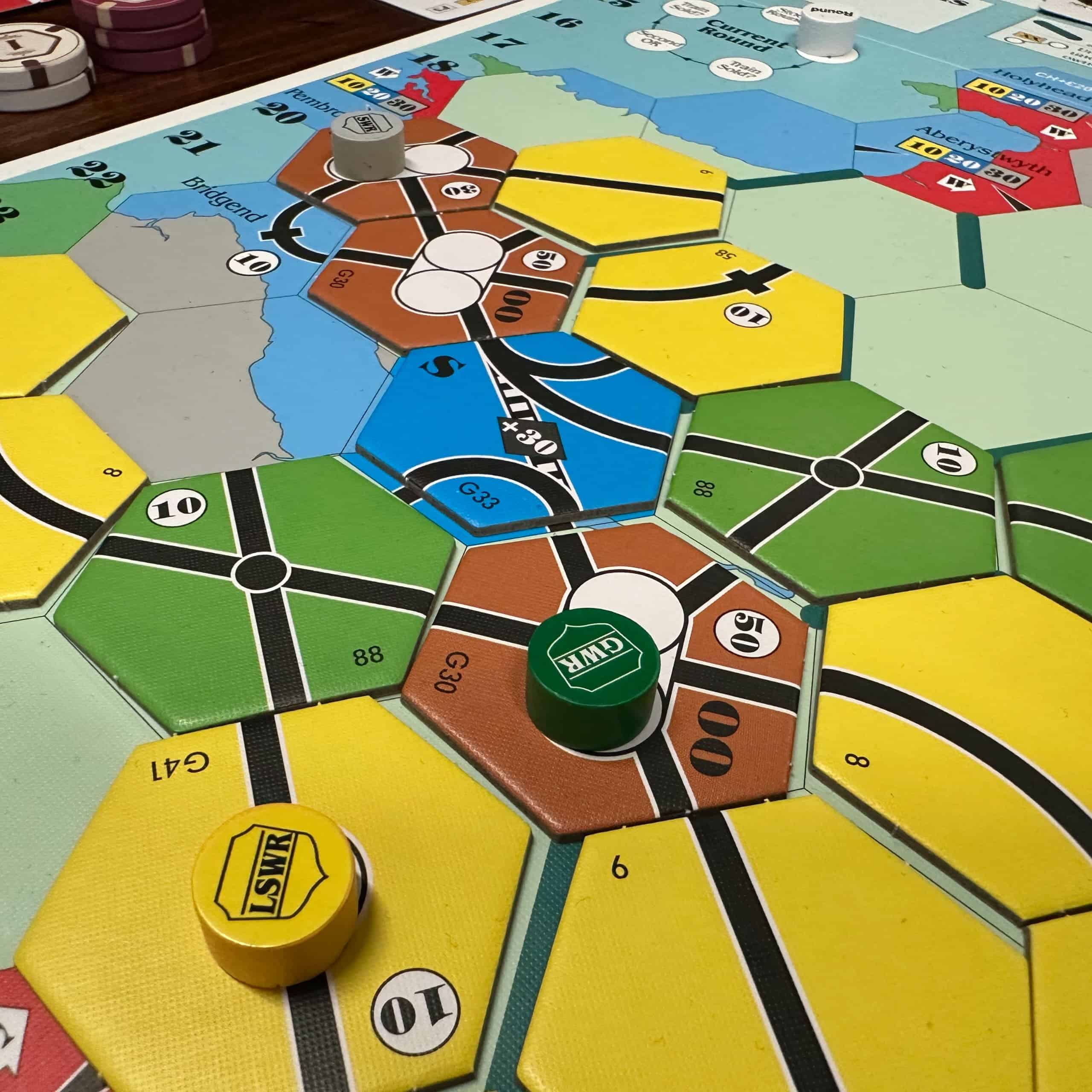 Lähikuva pelilaudasta, keskiössä Bristolista Severnin tunnelin kautta Etelä-Walesiin kulkeva ratayhteys.