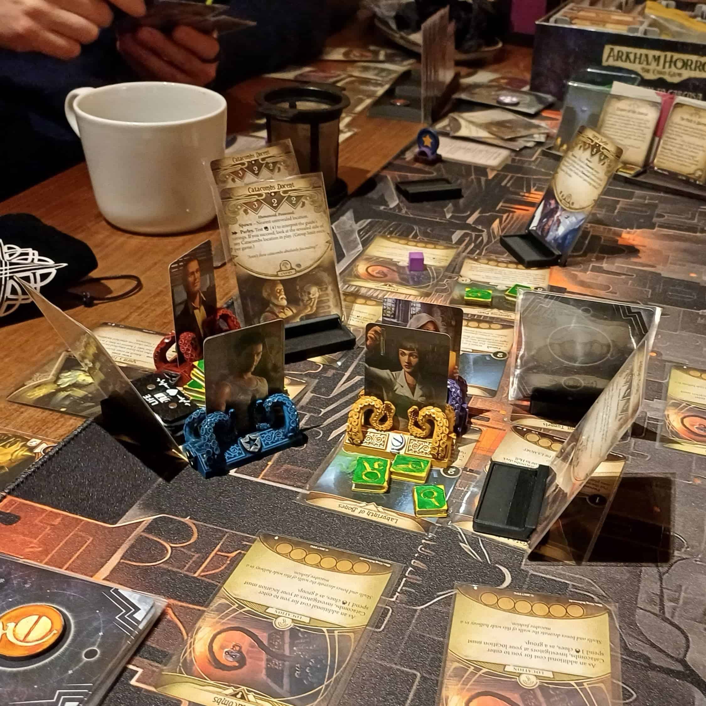 Arkham Horror: The Card Gamen kortteja pöydällä.