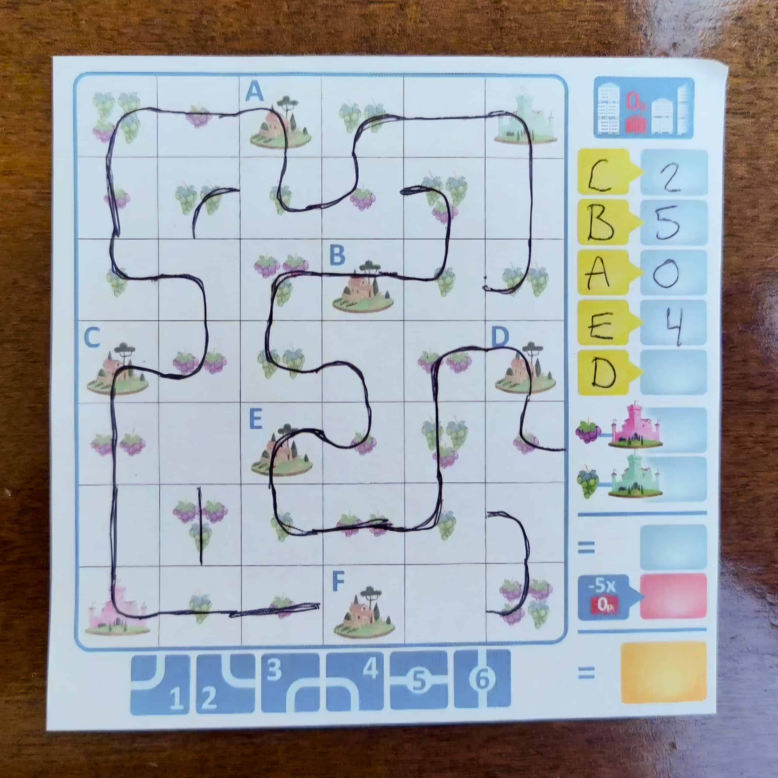 Avenue-pelin kupongilla on 7×7-ruudukko, jossa on vihreitä ja punaisia viinirypäleitä, maatiloja ja vihreä ja punainen linna. Osa ruuduista on merkitty kirjaimin ja reunassa on pisteenlaskulle tilaa.