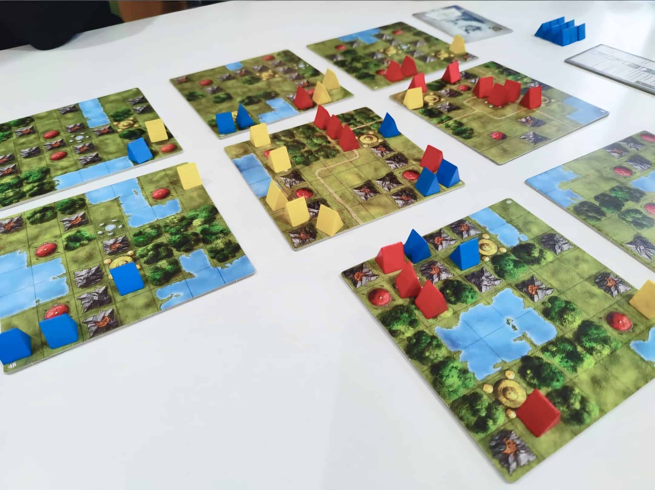 Dokmuksen neliön muotoisista laatoista rakentuva pelilauta. Laatat ovat erillään toisistaan parin sentin raoilla. Jokaisella laatalla on 7×7-ruudukko, jossa on maastonmuotoja. Ruutuihin on pelattu pelaajien kolmion mallisia puisia nappuloita.