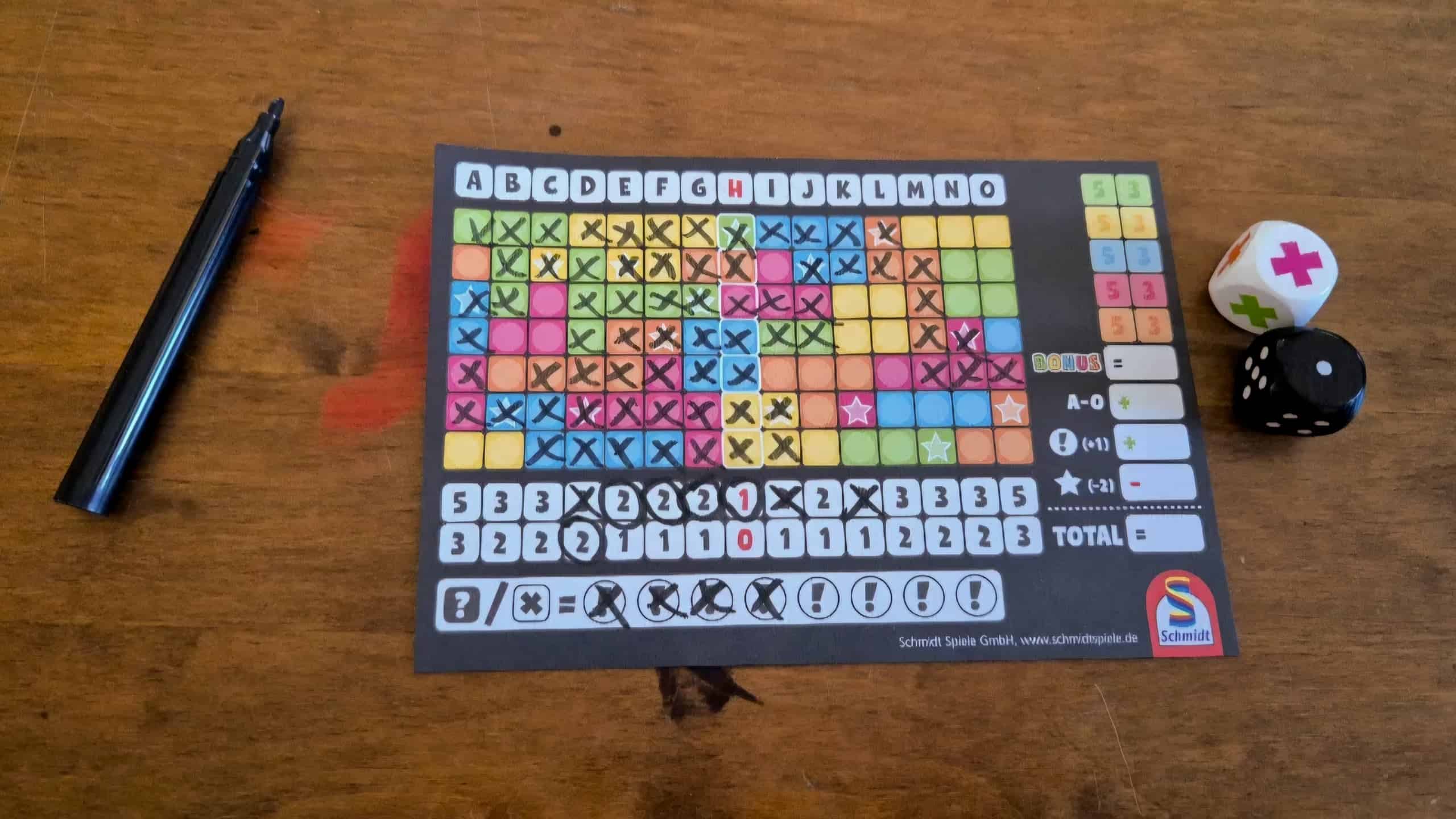 Encore-pelin kupongilla on kirjainsarakkeet A-O ja jokaisessa seitsemän ruutua. Ruudut ovat eri värisiä ja niitä on merkitty mustilla rukseilla.