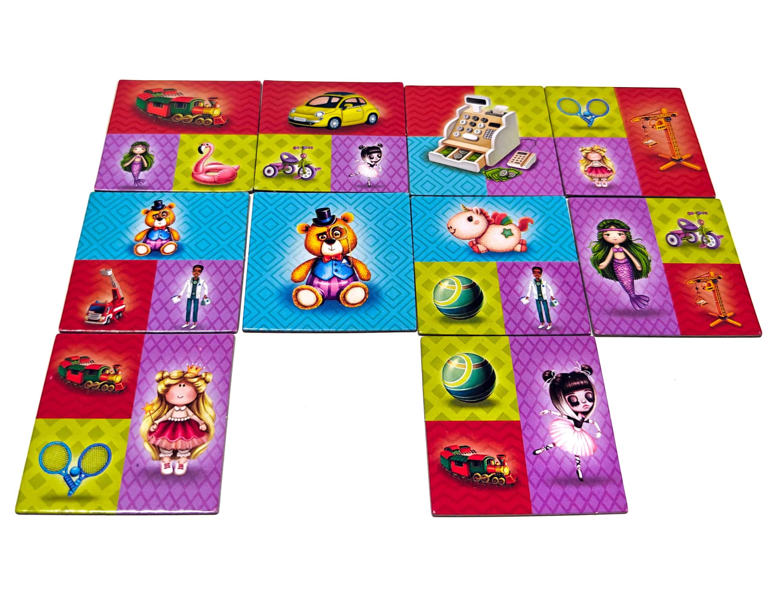 Laattoja 4×3-ruudukossa, josta puuttuu kaksi laattaa alimmasta rivistä. Laatoissa on eri leluja, ja jokainen laatta on jaettu 1–4 osioon. Useimmissa on kolme ruutua, joista yksi on tuplakokoinen.