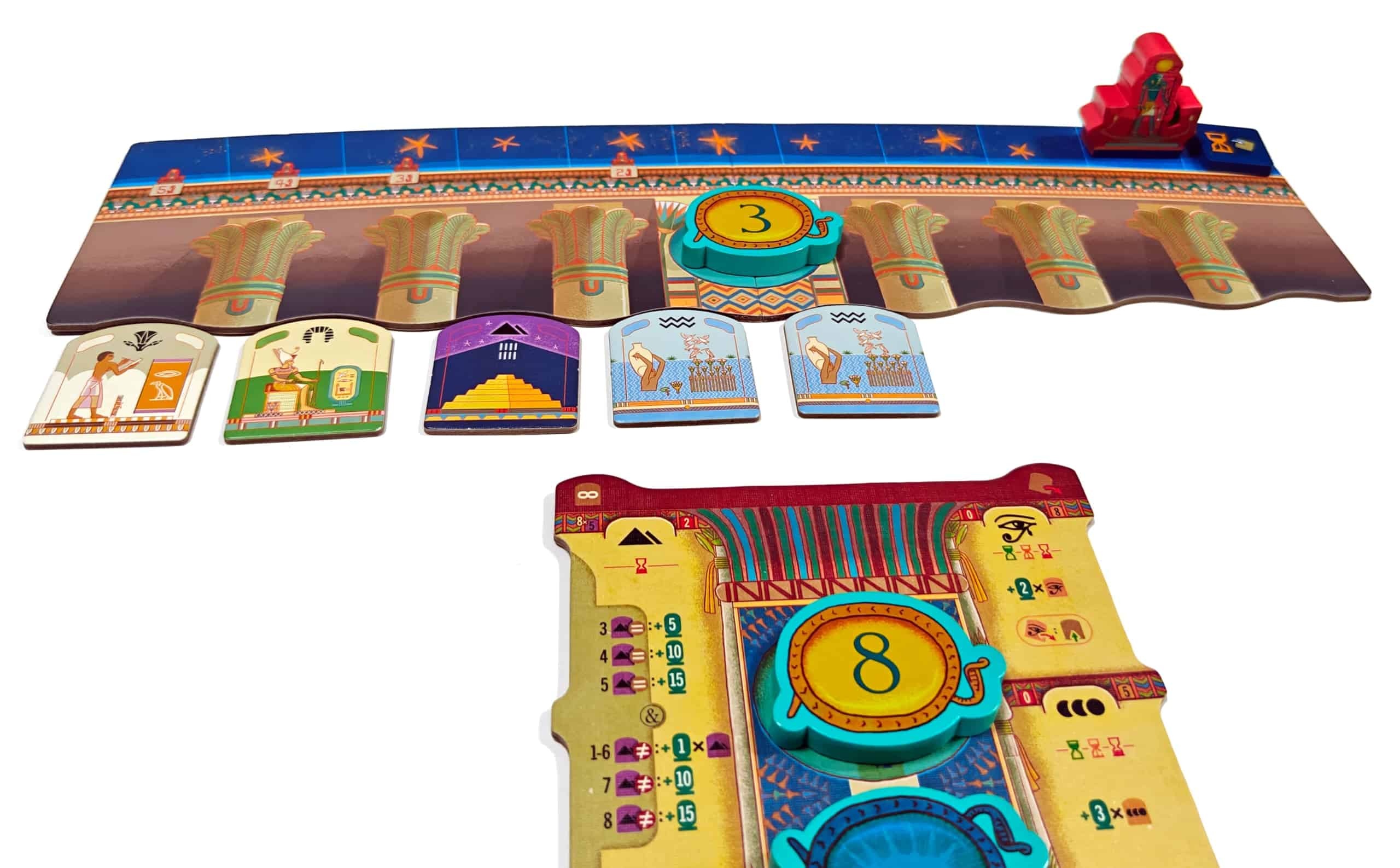 Yhden pelaajan pelilauta ja yhteinen lauta. Yhteisellä laudalla on tilaa vielä yhdelle Ra-laatalle ja alla viisi laattaa ostettavaksi.