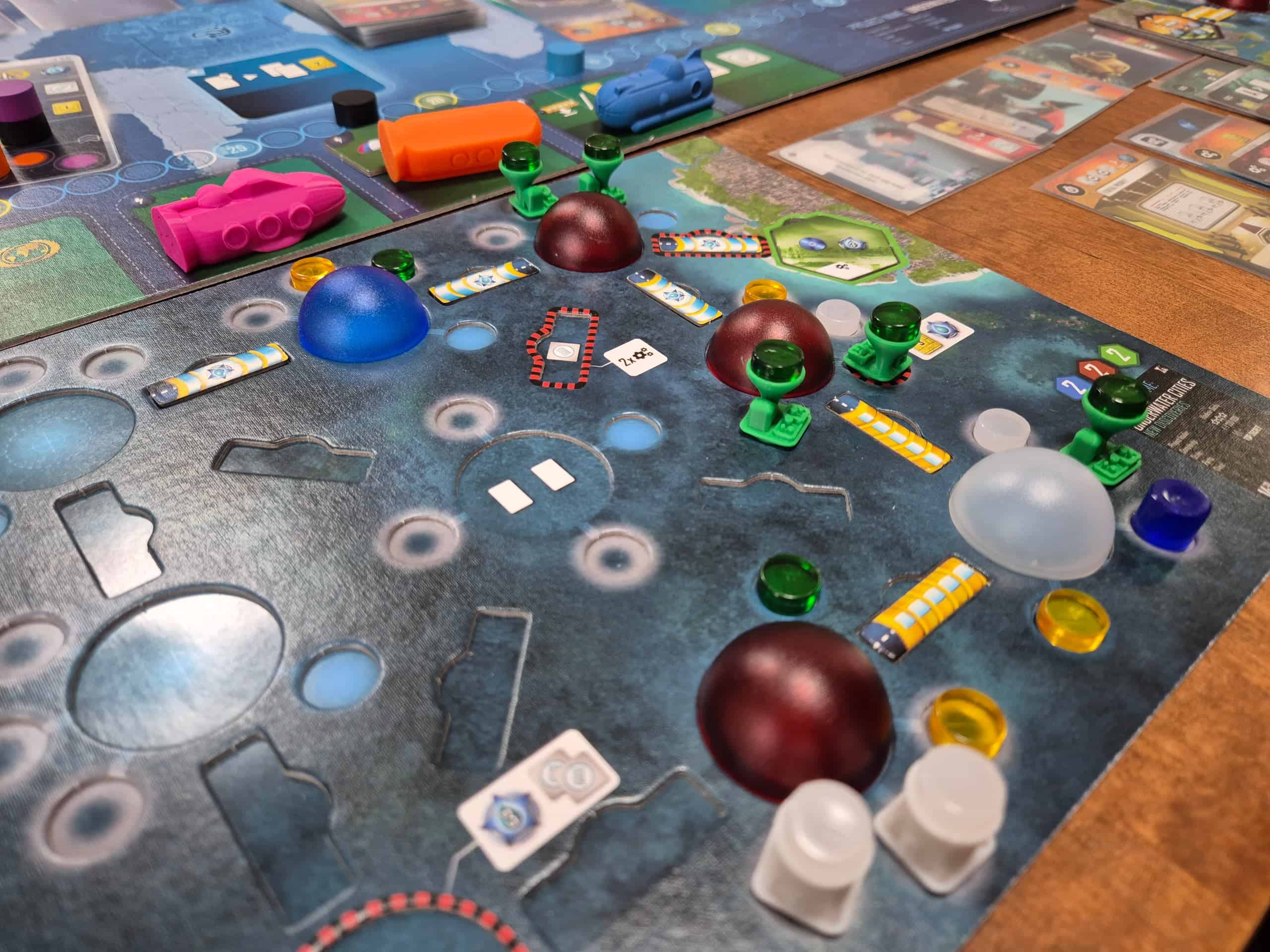 Lähikuva Underwater Citiesin pelaajalaudasta, jossa näkyy Data Era -lisäosan komponentteja ja omia 3D-tulostettuja parannuksia.