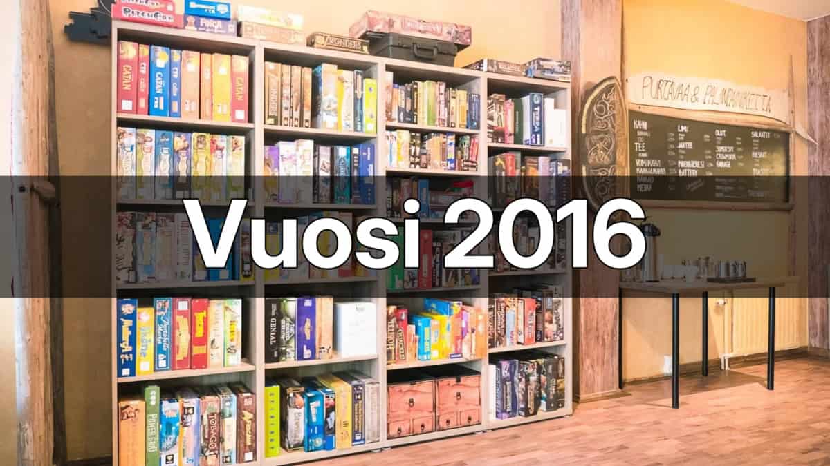 Lautapelikahvila Tavernan pelihylly vuodelta 2016. Päällä musta palkki, jossa teksti "Vuosi 2016".