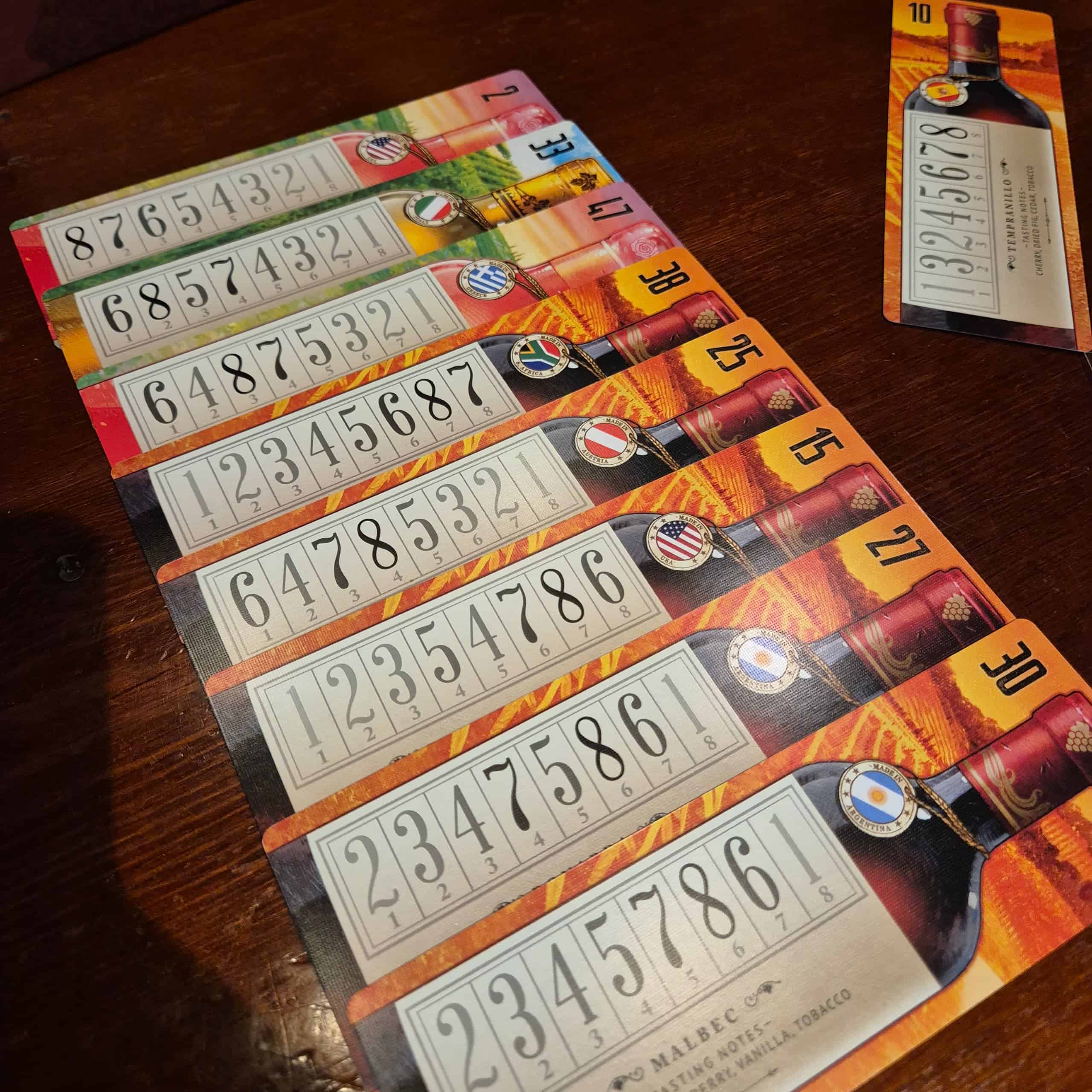 Wine Cellarin kortteja, joissa on kuvattu erimaalaisia viinipulloja. Korteissa on numero, jossa on numerot 1-8 sattumanvaraisessa järjestyksessä.