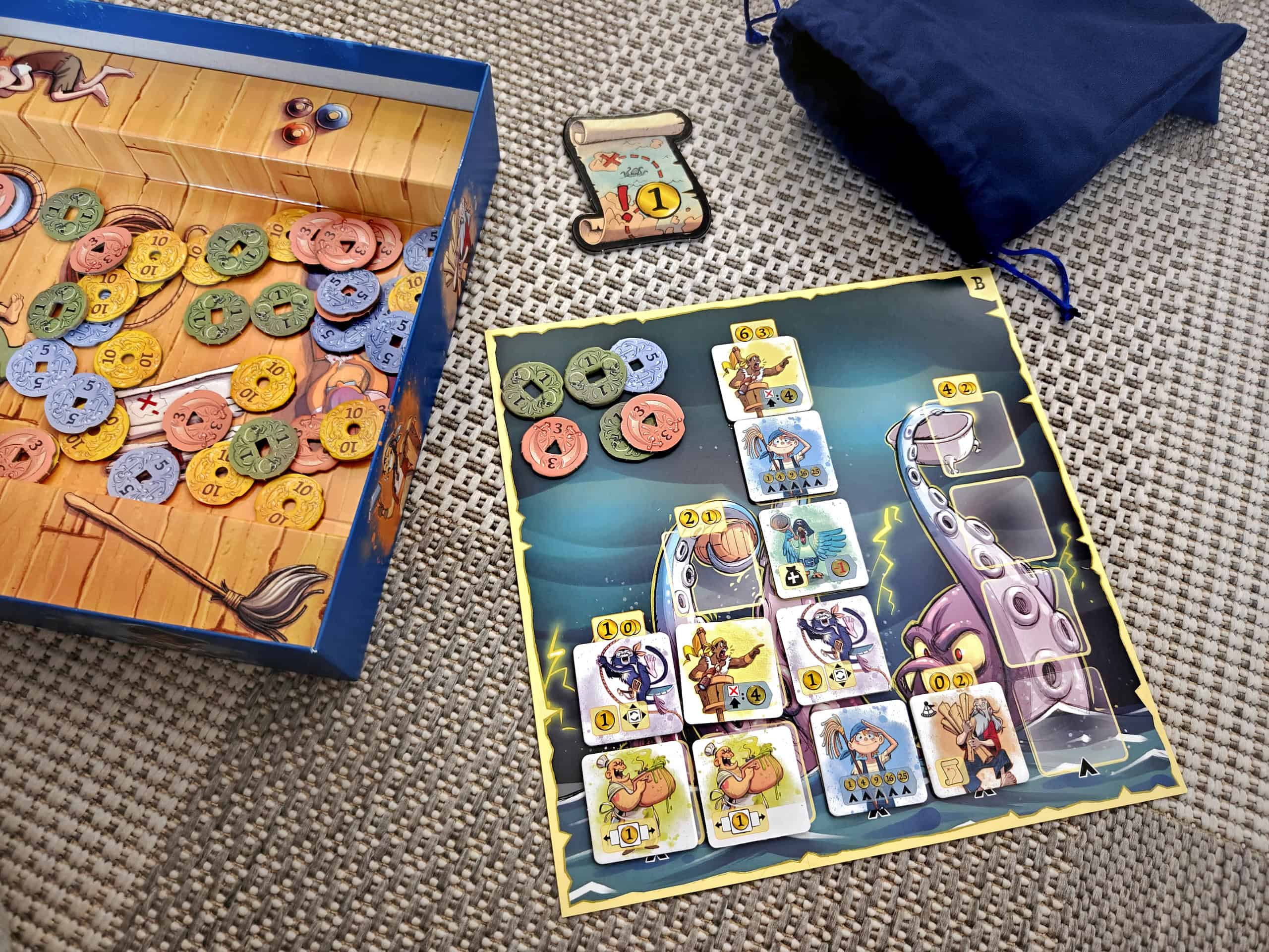 Kuva Captain Flipin pelilaudassta, johon on pelattu neliön muotoisia kortteja, jotka kuvaavat laivan miehistöä ja eläimiä.