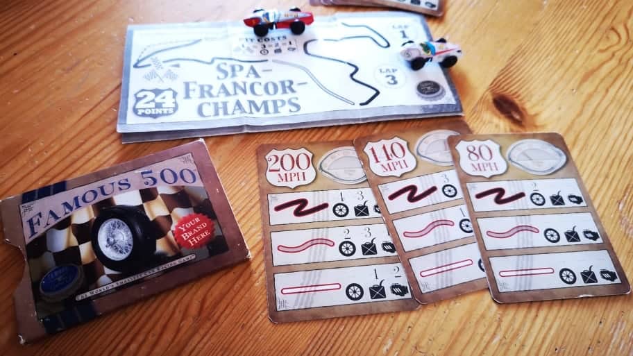 Famous 500 -pelin pieni kilparata ja muutama kortti.