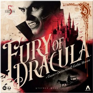 Fury of Dracula -pelin kannessa on kuva intensiivisesti katsojaa tuijottavasta vampyyristä, vampyyrin linna, hevosen vetämät vaunut ja taustalla Euroopan karttaa.