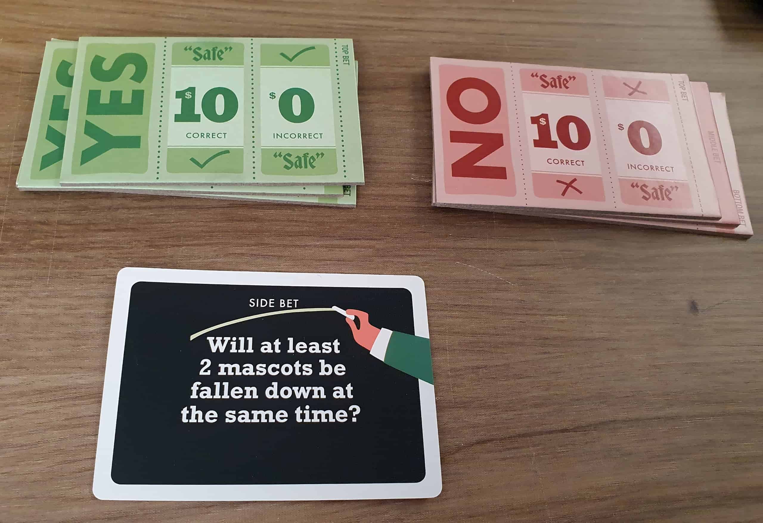 Sivuveto "Onko vähintään kaksi maskottia kaatuneena yhtä aikaa?" ja pinkka "kyllä" ja "ei" -laattoja.