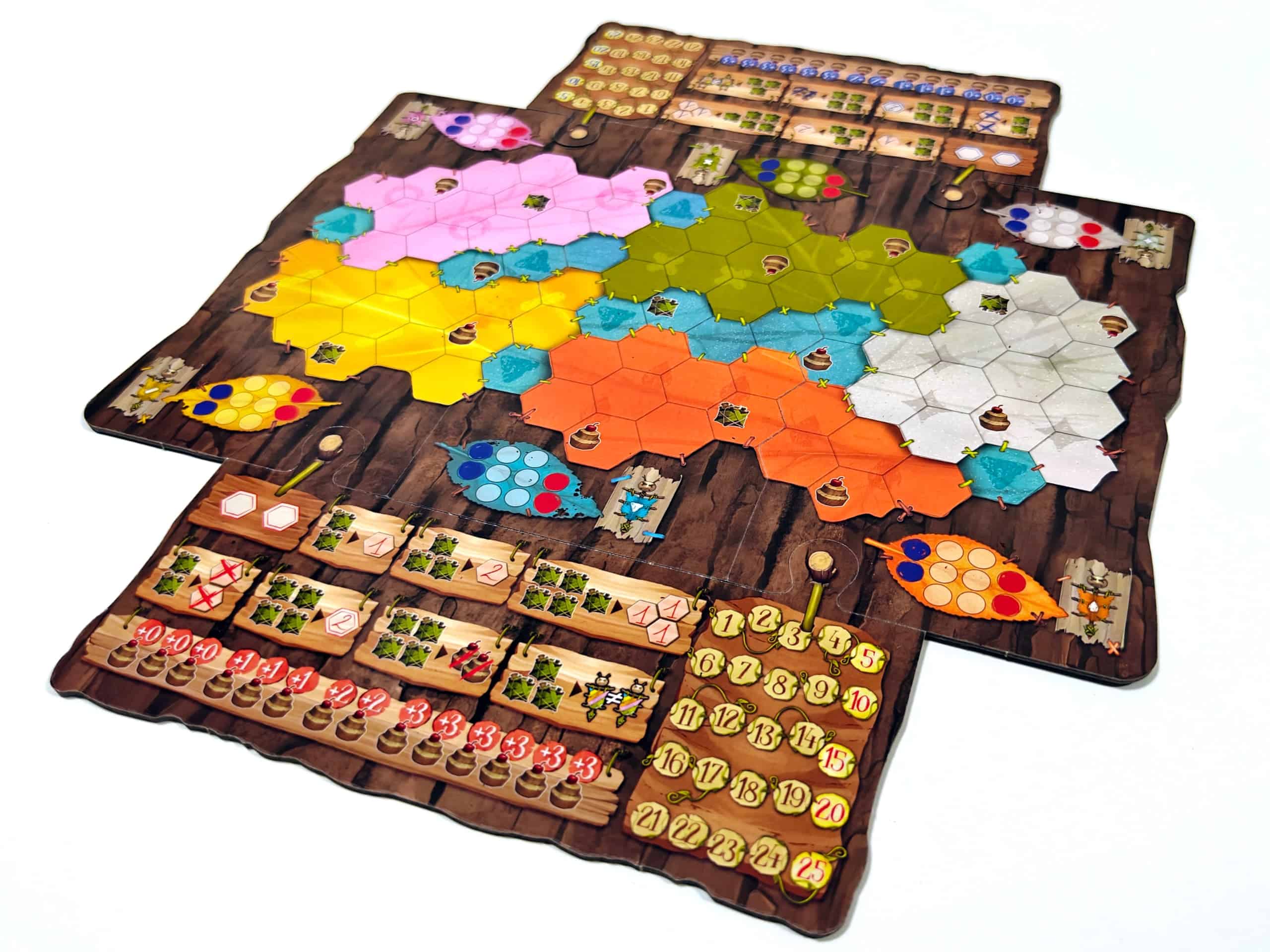 Marabuntan pelilauta kuvaa erivärisistä lehdistä rakentuvaa taistelukenttää, joka on jaettu heksaruutuihin.