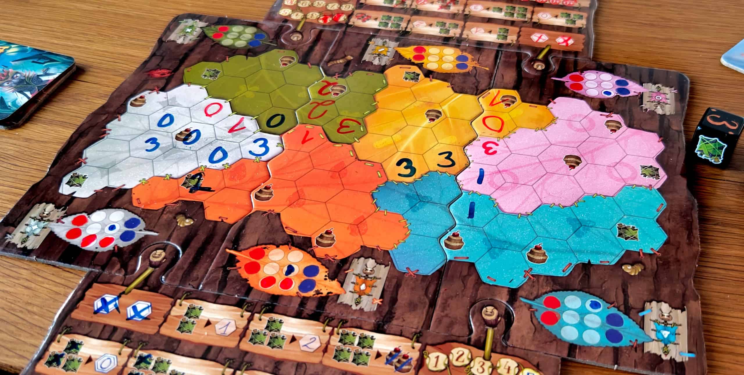 Pelilauta kesken pelin. Alueiden ruutuihin on merkitty numeroita 0-3.