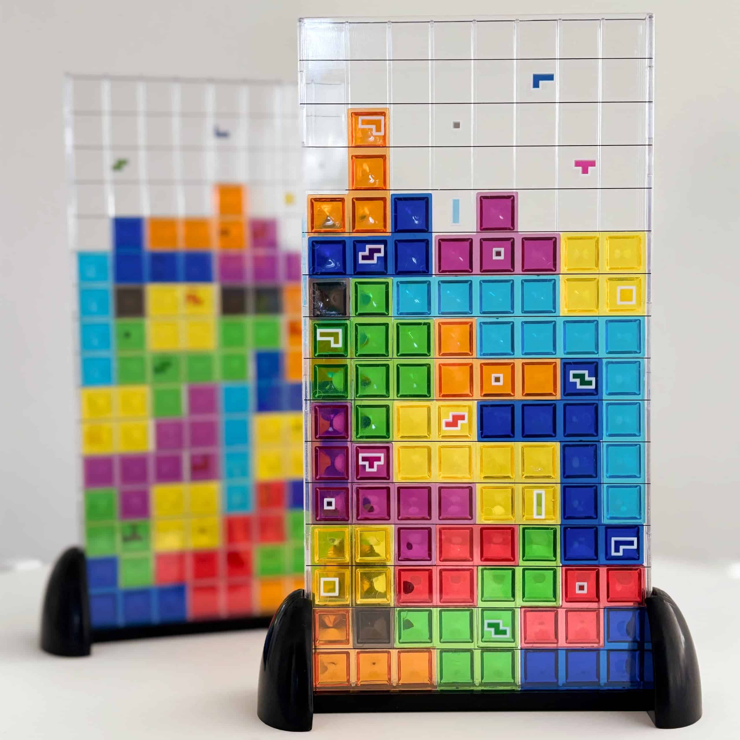 Kaksi Tetris-matriisia, jotka ovat noin kolme neljäsosaa täynnä palasia.