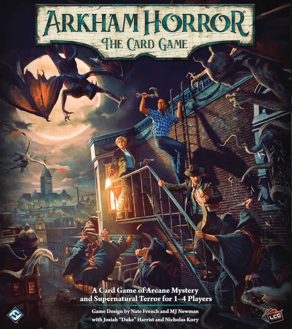 Arkham Horror: The Card Gamen kannessa on taistelukohtaus, jossa kolme tutkijaa on rakennuksen paloportailla taistelemassa kimppuunsa käyviä kaapuihin pukeutuneita kultisteja vastaan. Ilmassa lentää gargoilin näköisiä hirviöitä tutkijoiden kimppuun. On yö ja taivaalla on valtava täysikuu. Taustalla näkyy 1920-luvun kaupunkimaisemaa.