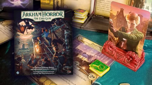 Arkham Horror: The Card Gamen kansi ja korttipidikkeessä pystyssä oleva Isabelle Barnes -hahmokortti, jossa Barnes osoittaa kantta kohden pistoolilla.