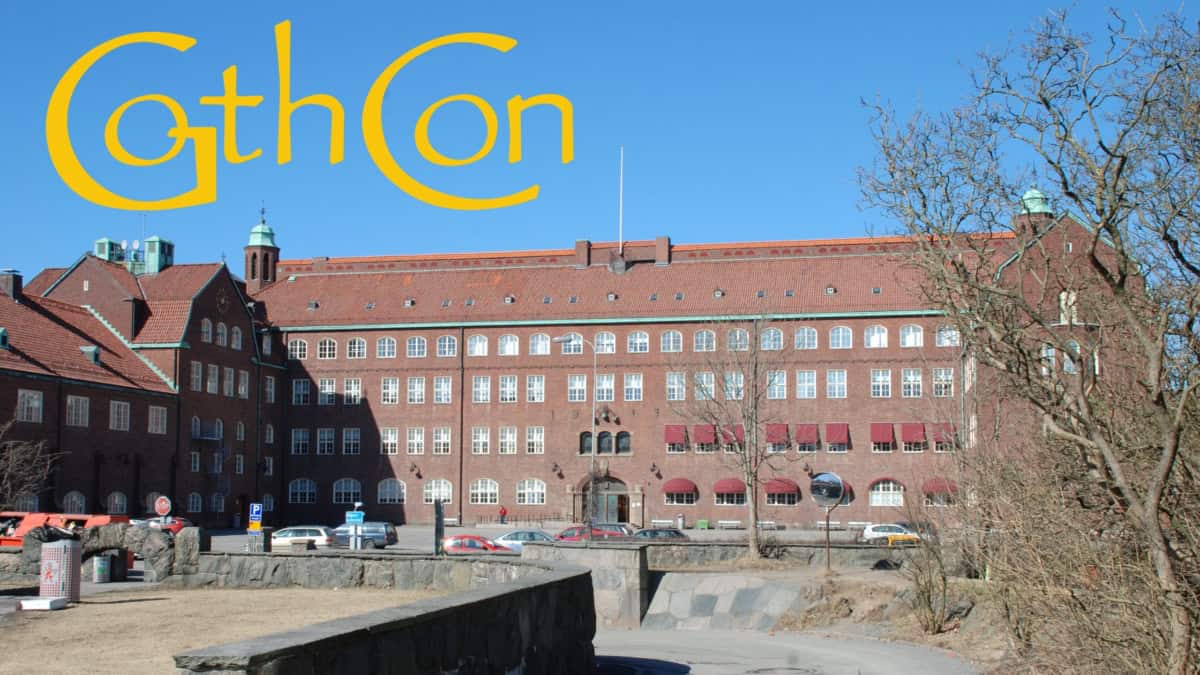 Valokuva Hvitsfeldin lukiosta Göteborgista. Lukio on iso nelikerroksinen punatiilirakennus. Taivaalla on teksti GothCon-tapahtuman logo.