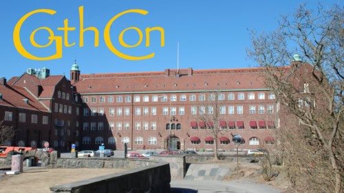 Valokuva Hvitsfeldin lukiosta Göteborgista. Lukio on iso nelikerroksinen punatiilirakennus. Taivaalla on teksti GothCon-tapahtuman logo.