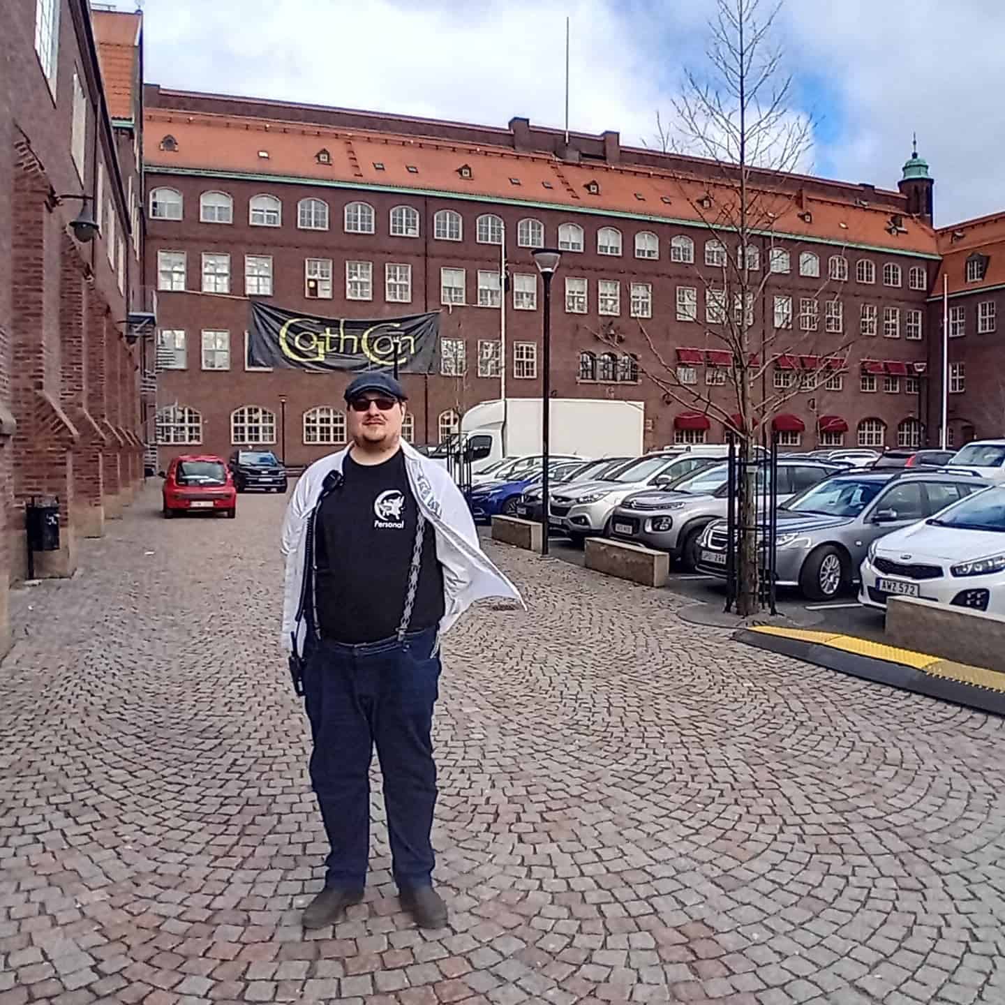 GothConin pääkoordinaattori Filip Gunnarson Hvitfeldska gymnasiumin edustalla.