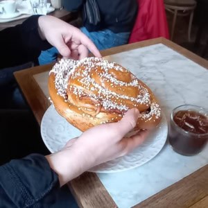 Valtavan kokoinen korvapuusti.
