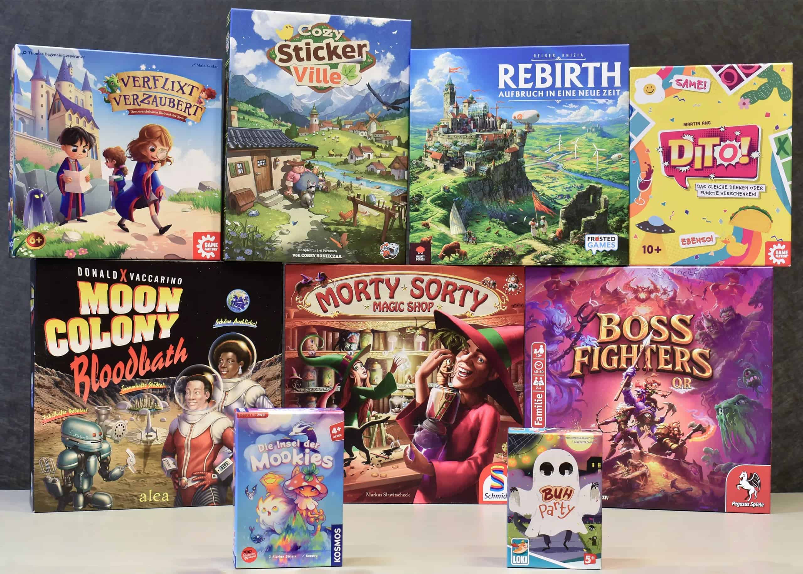 Kaikki yhdeksän Spiel des Jahres -palkintojen finalistia pöydällä.