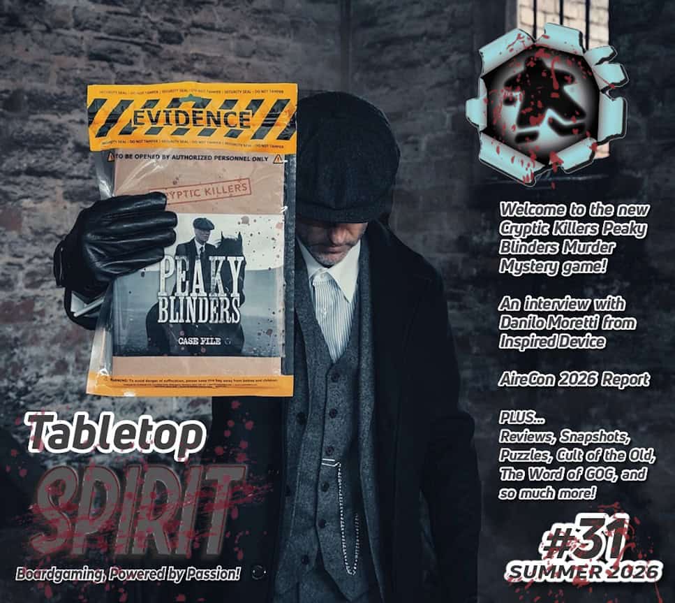 Tabletop Spirit -lehden kannessa lakkipäinen liiviin ja takkiin pukeutunut mies pitelee kädessään todistusaineistopussiin suljettua Cryptic Killers Peaky Blinders Murder Mystery -peliä.