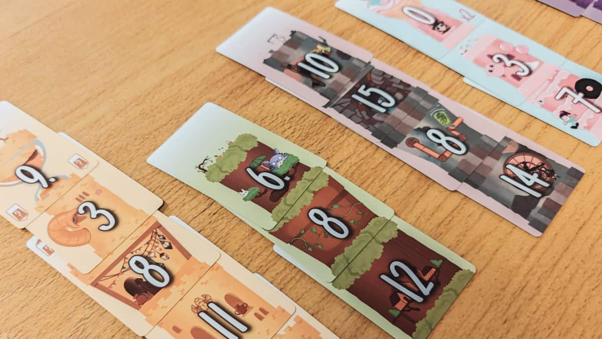 5 Towersin korttikorttena: hiekkalinnaa, puutornia, kivitornia ja karkkitornia.