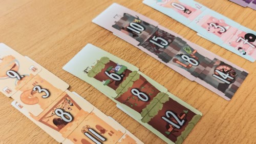 5 Towersin korttikorttena: hiekkalinnaa, puutornia, kivitornia ja karkkitornia.
