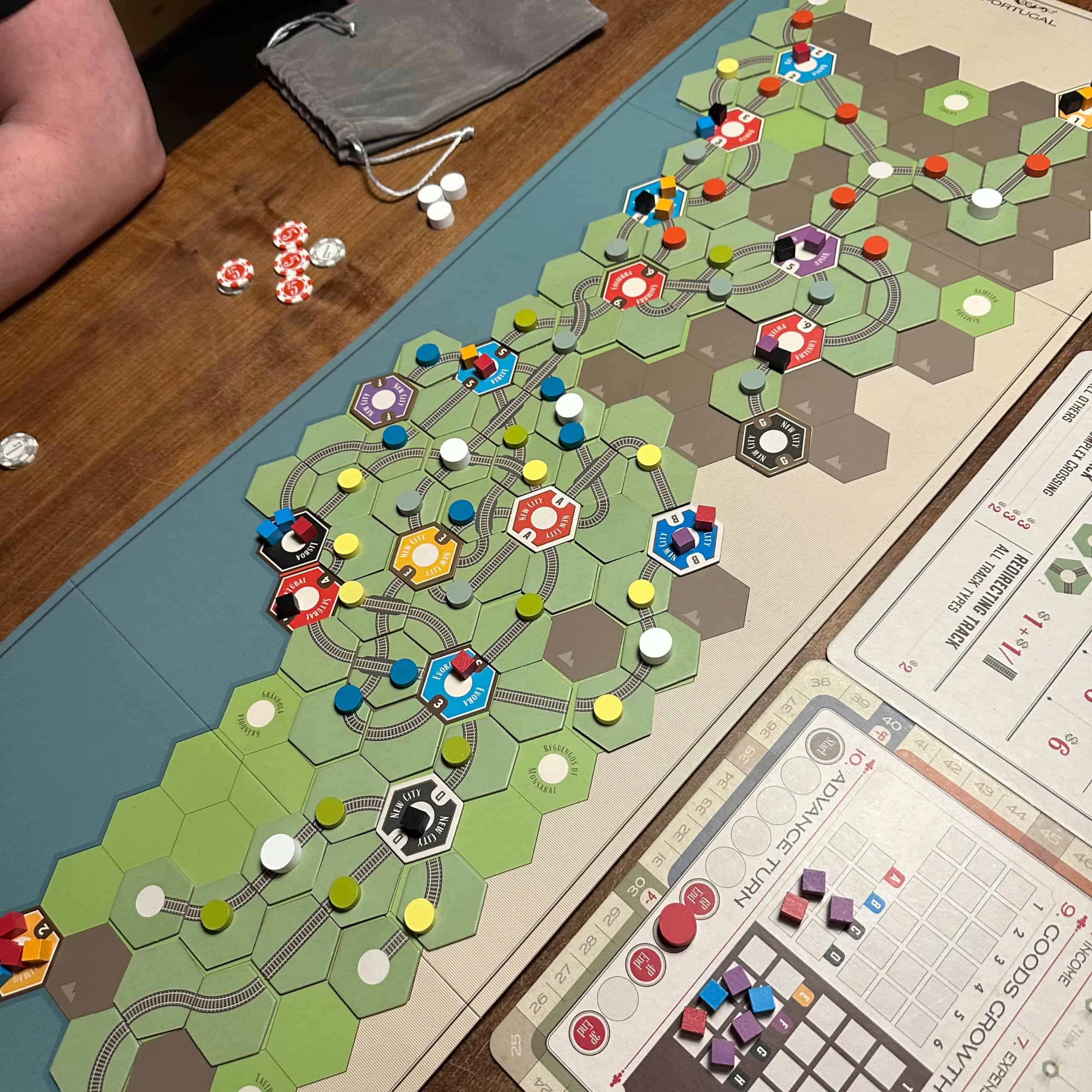 Age of Steamin Portugalin kartta, joka on täynnä pelaajien rakentamia junaratoja.