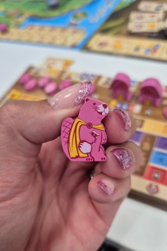 Kingdom Crossingin pinkki majavameeple kädessä.