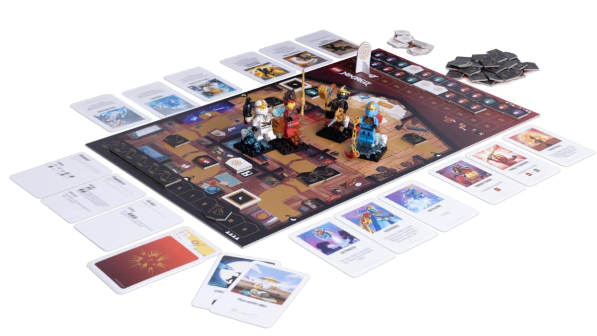 Lego: Ninjago — Destiny's Bounty Adventures -pelin pelilauta, jossa ninjat ovat kerääntyneenä yhteen runsaasti varusteltuina. Laudan ympärillä on kortteja.