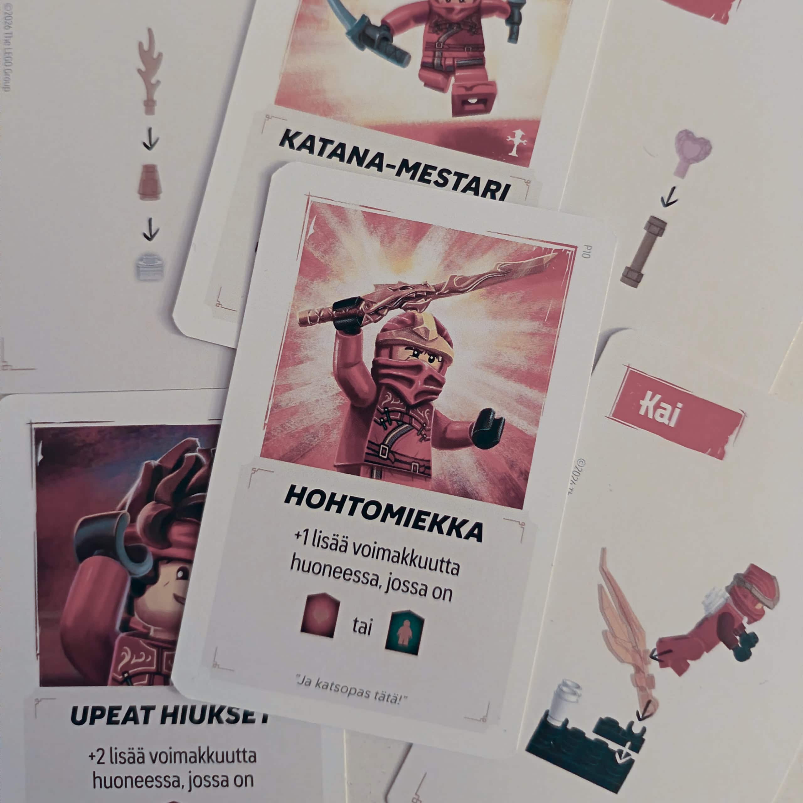 Kai-ninjan Hohtomiekka-kortti. Hohtomiekka lisää Kain voimaa yhdellä tietyissä oloissa.