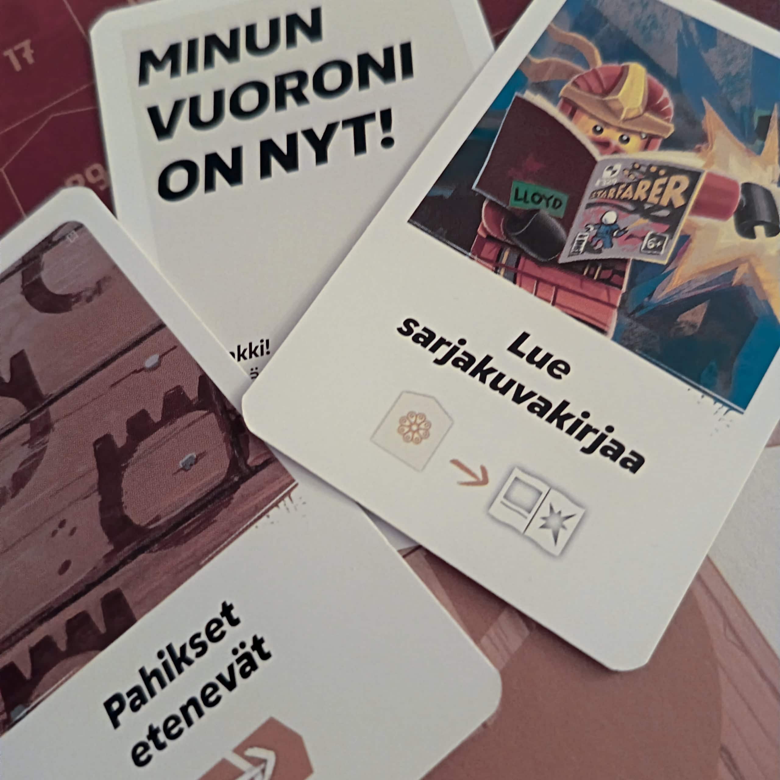 Kolme pelin korttia: "Minun vuoroni on nyt!", "Lue sarjakuvakirjaa" ja "Pahikset etenevät".