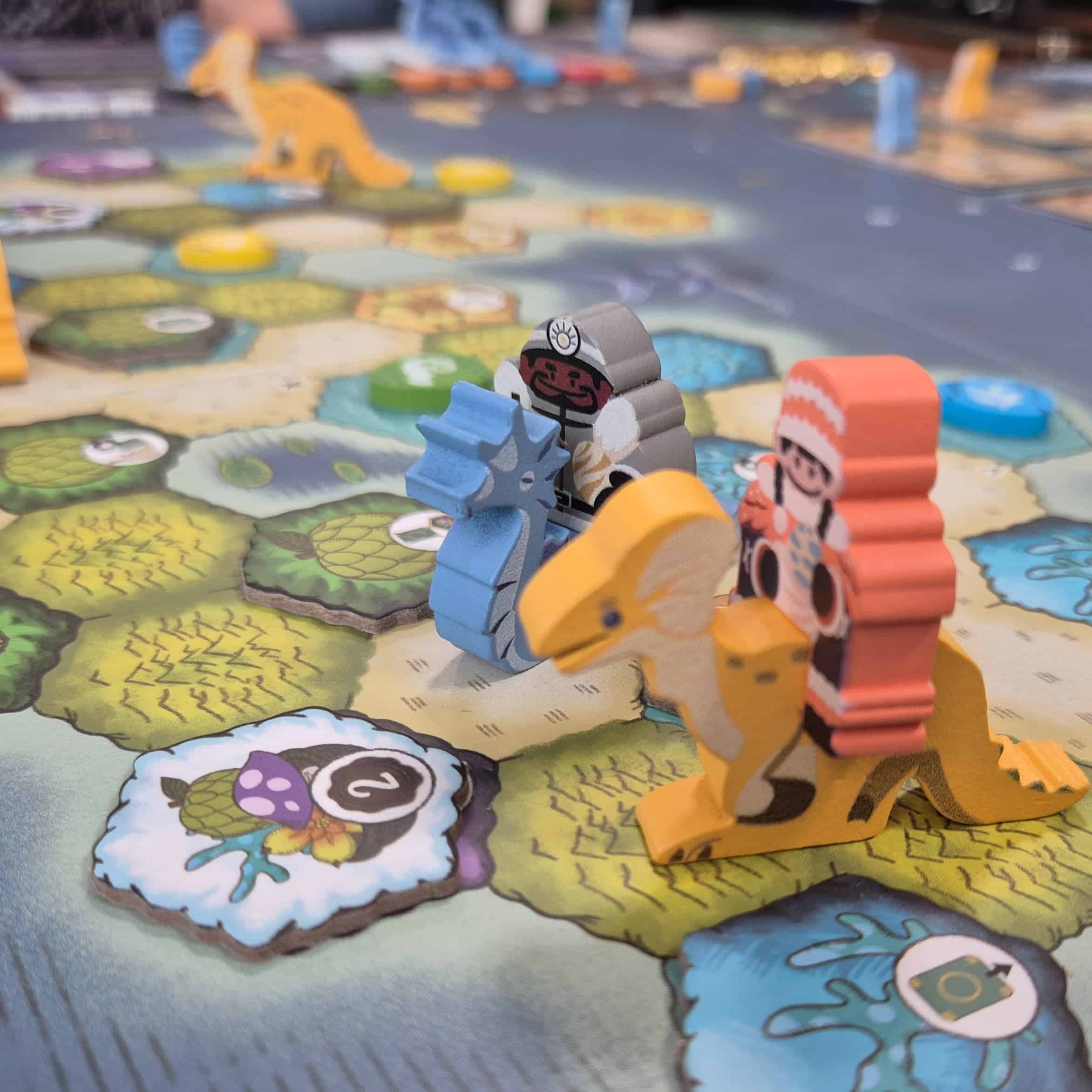 Kaksi Wondrous Creaturesin isoa meepleä ratsastamassa eläinhahmolla.
