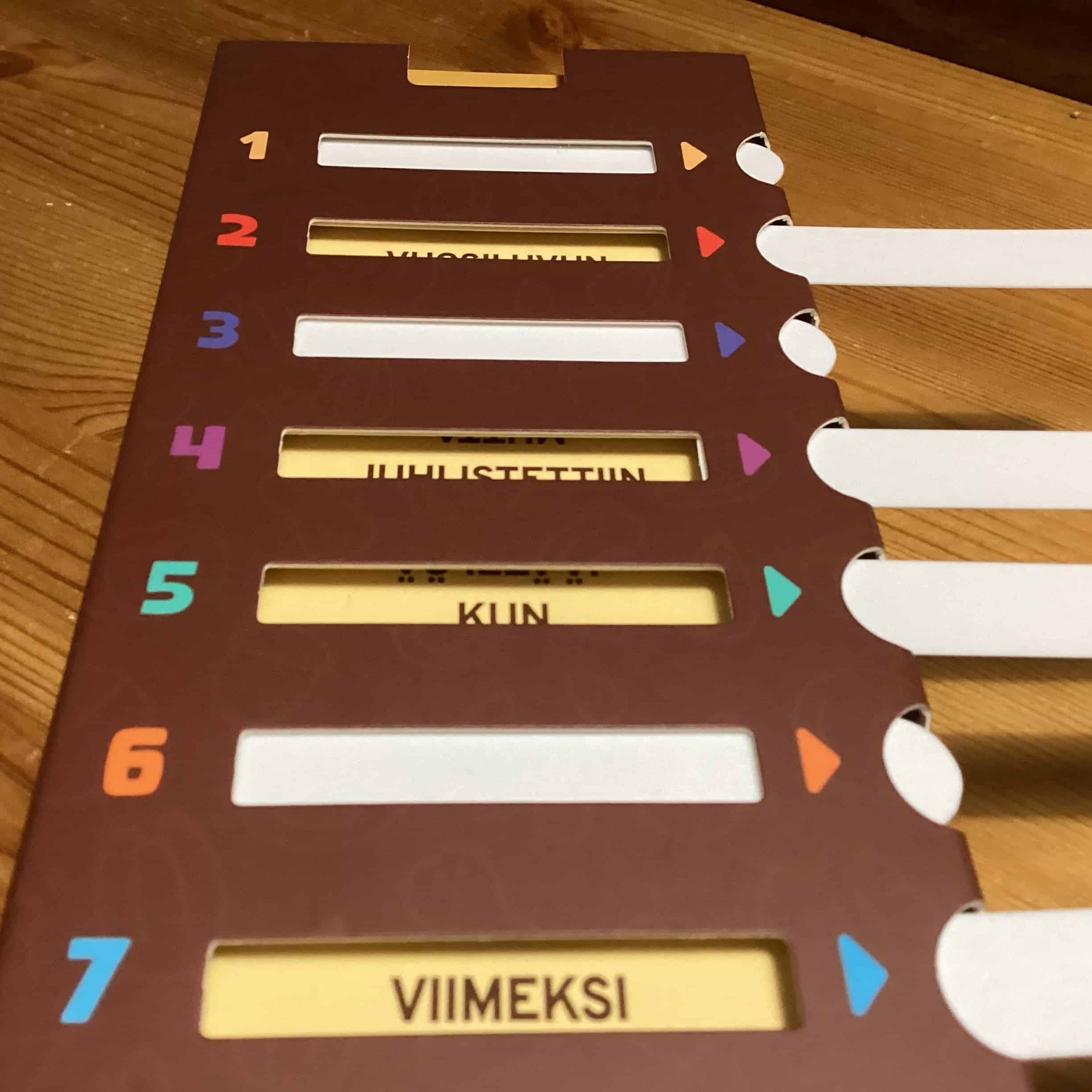 Lähikuva Aivopähkinän laatikosta, jossa näkyy kysymyssanoja ja niiden vieressä vähän muitakin sanoja.
