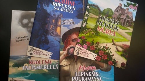 Neljä Cluehoundin pakopelilehteä levitettynä pöydälle.