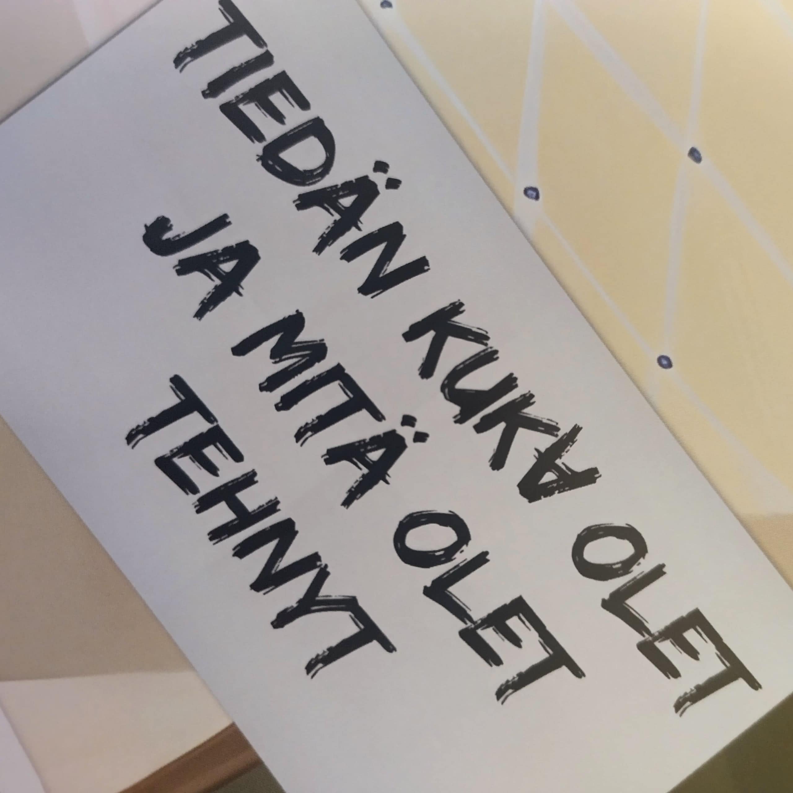 Viestilappu, jossa lukee "TIEDÄN KUKA OLET JA MITÄ OLET TEHNYT".