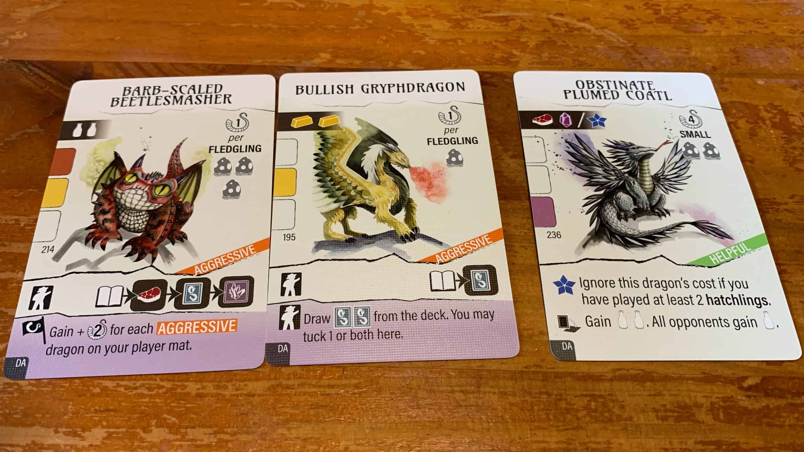 Kolme Dragon Academyn lohikäärmekorttia.