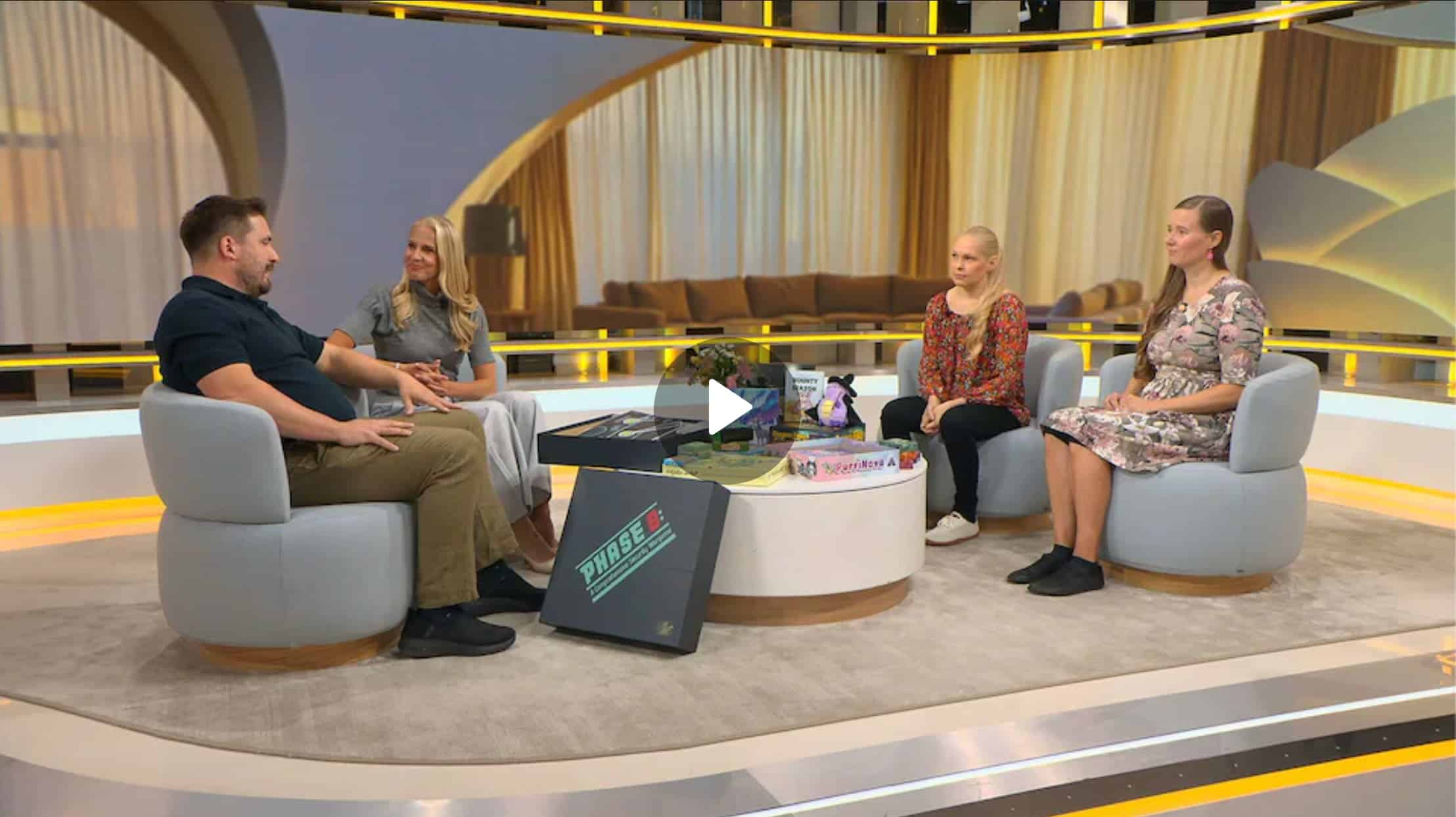 Huomenta Suomen studiossa Antti Laiho, Joanna Kuvaja, Jasu Hintsala ja Vilma Vihervaara. Pöydällä on suomalaisia lautapelejä.