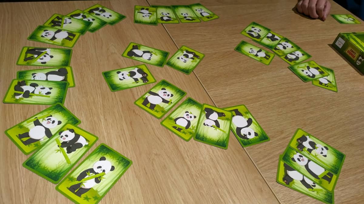 Panda Gangin kortteja pöydällä kuvapuoli alaspäin.