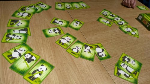 Panda Gangin kortteja pöydällä kuvapuoli alaspäin.