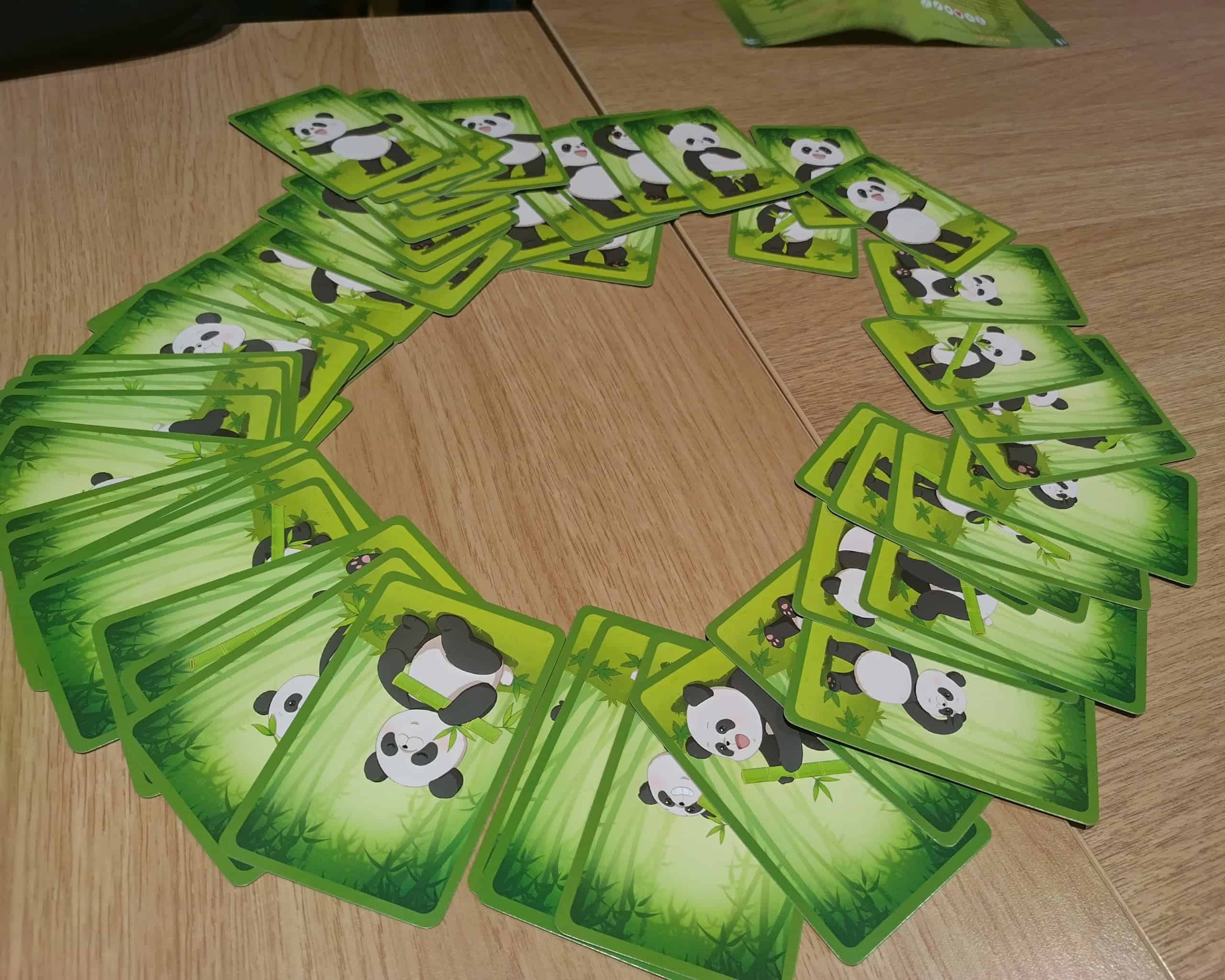 Pandakortit kuvapuoli alaspäin ympyrässä