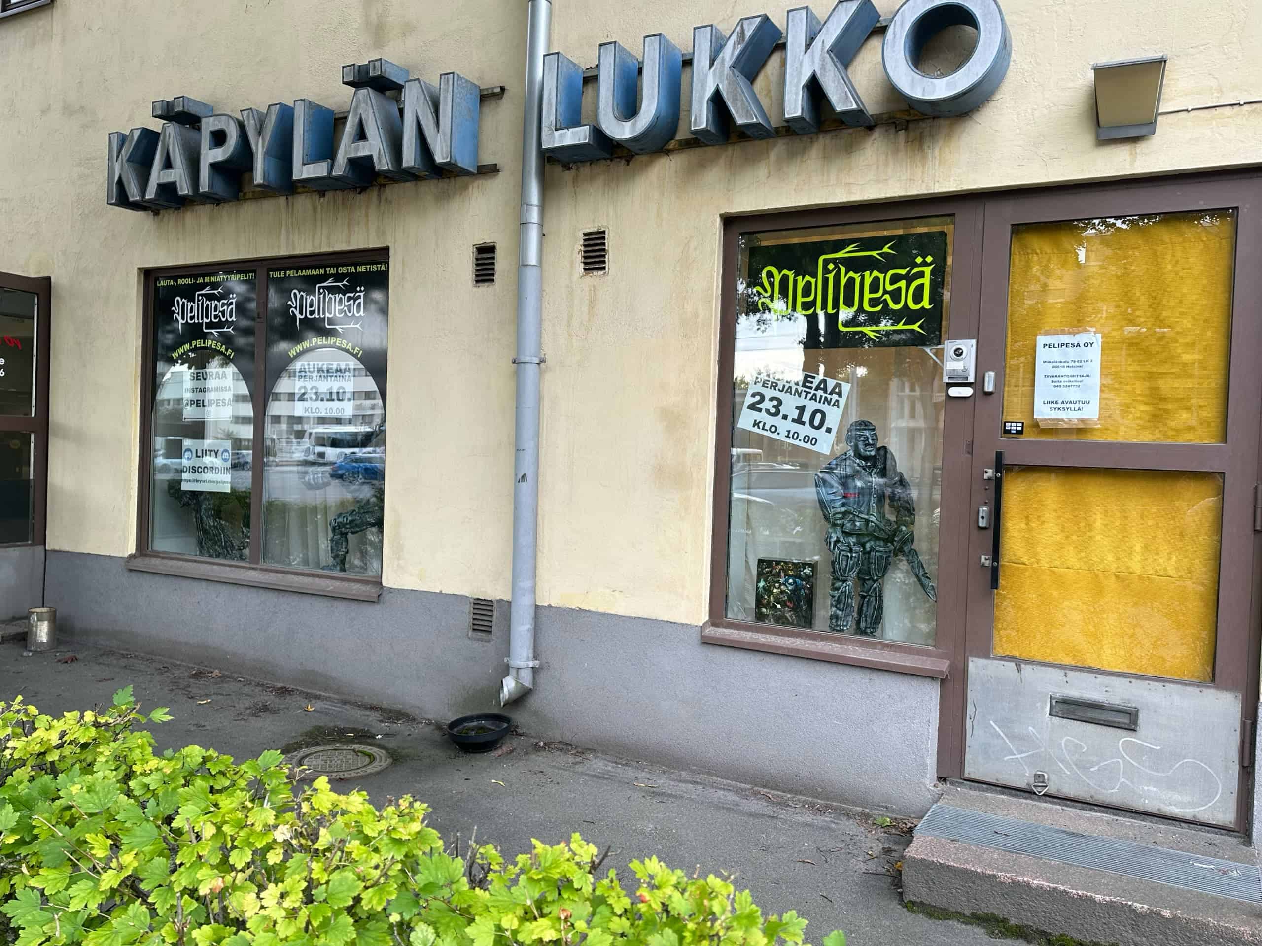 Pelipesä-liikkeen ikkunat kivijalassa. Yllä teksti "Käpylän lukko".