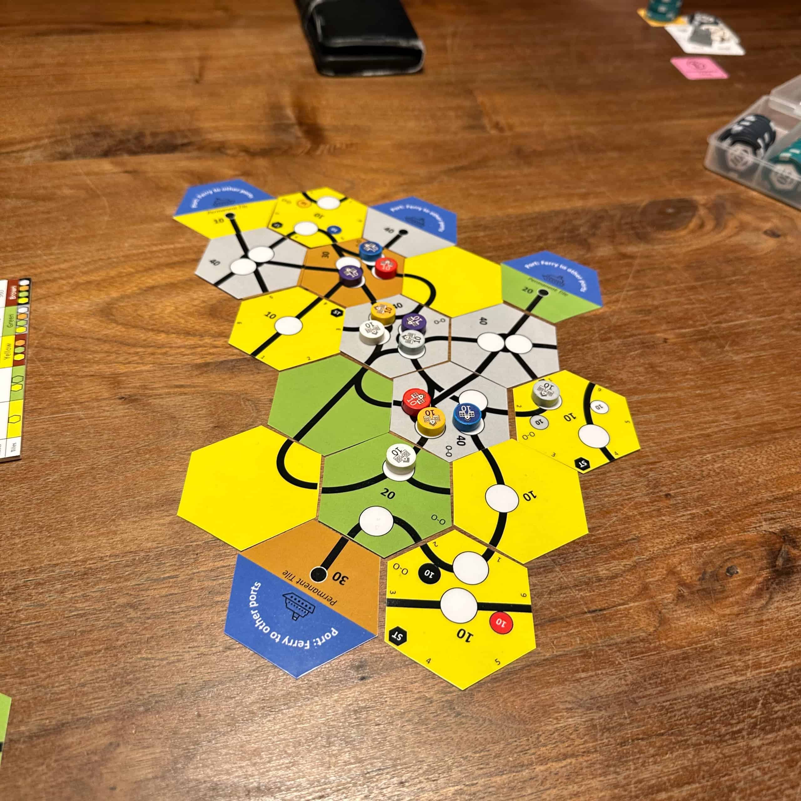 Pocket Train Gamen pelilauta, joka muodostuu 18:sta heksalaatasta. Laatat muodostavat mutkikkaan, mutta tiiviin rataverkoston.