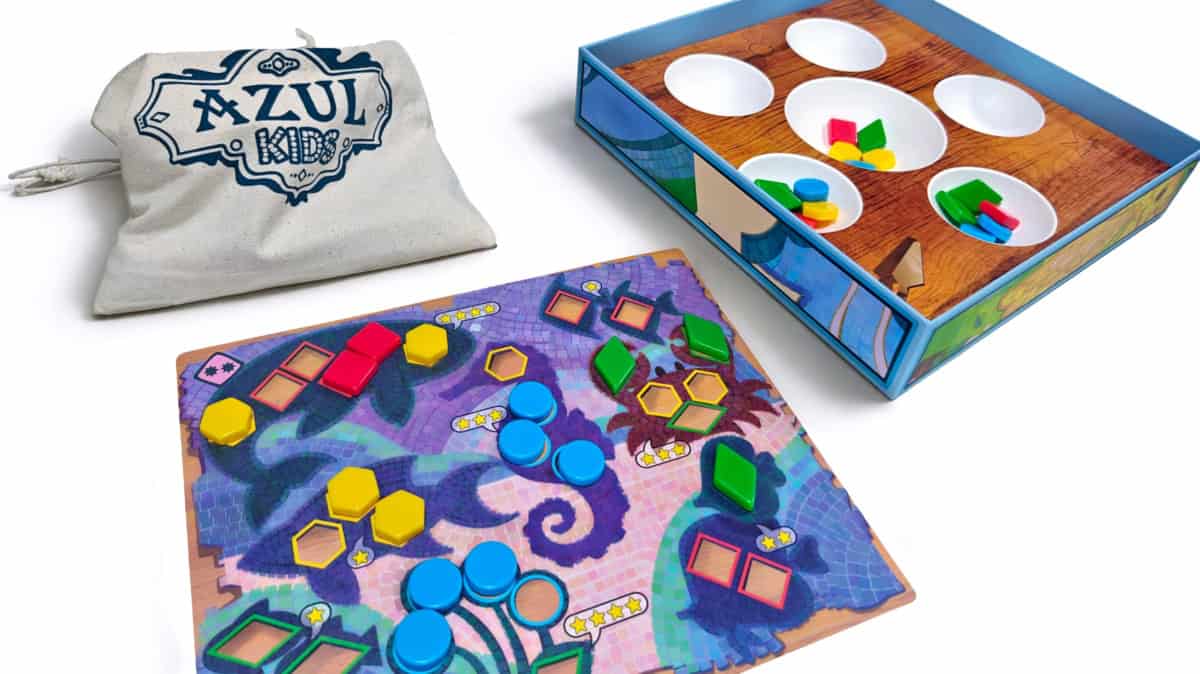Azul Kidsin pelilauta, laattapussi ja pelilaatikon sisällä olevat laattakulhot.