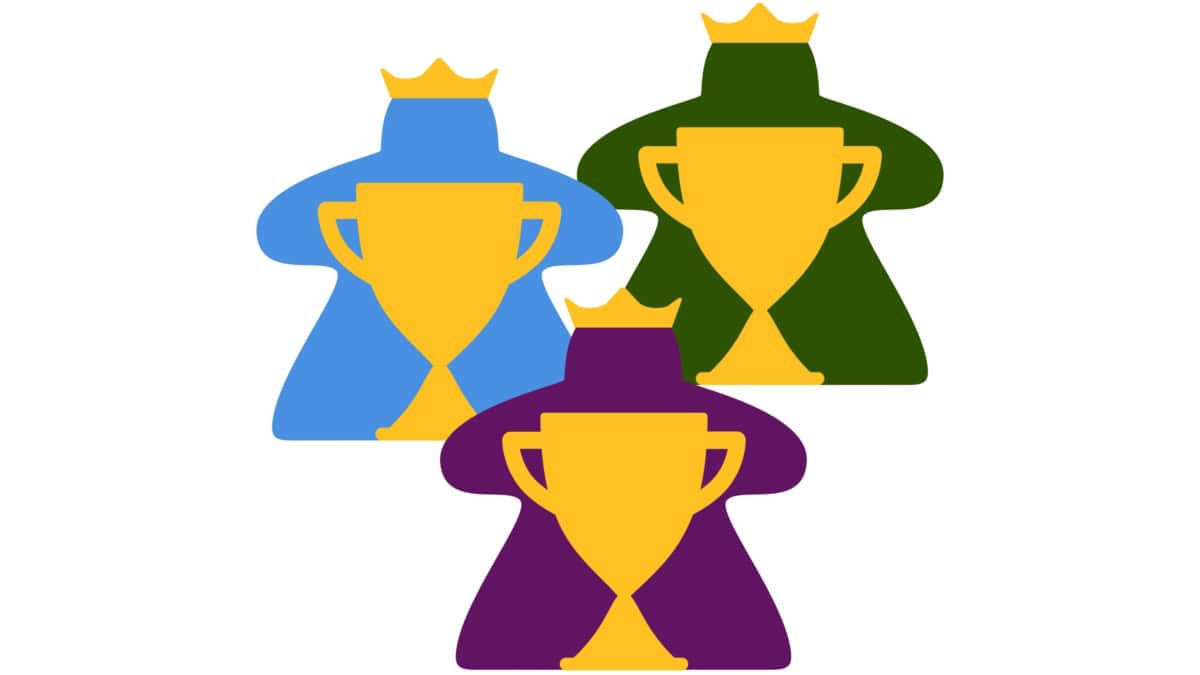 Pelaajien valinta -logot, eli kolme eriväristä meepleä, joilla on kruunu ja edessään iso kultainen pokaali.